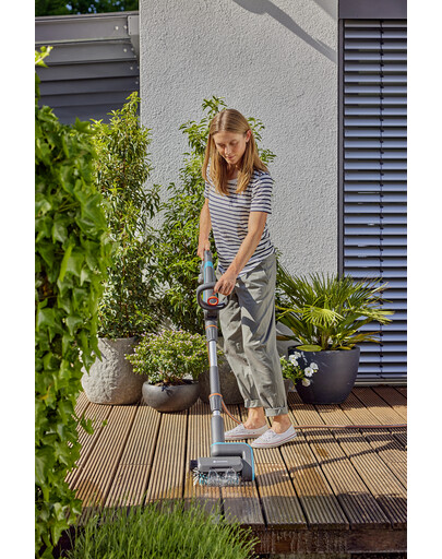 GARDENA Akku-Terrassenbürste AquaBrush Patio 03/18V P4A mit wiederaufladbarer Batterie