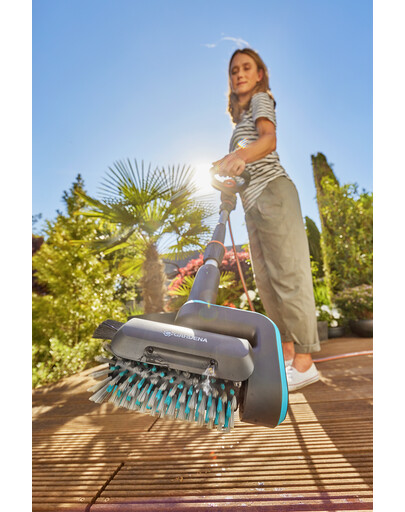 GARDENA Akku-Terrassenbürste AquaBrush Patio 03/18V P4A mit wiederaufladbarer Batterie